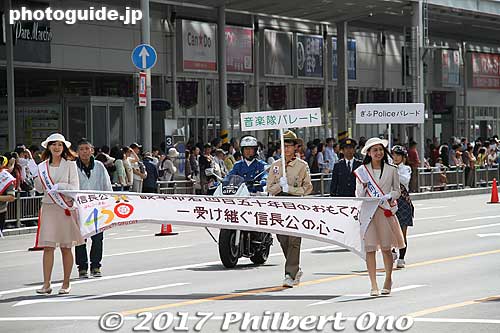 Gifu's tourism ambassadors hold the parade banner. About 200 people were in the parade.
Keywords: gifu nobunaga matsuri festival parade