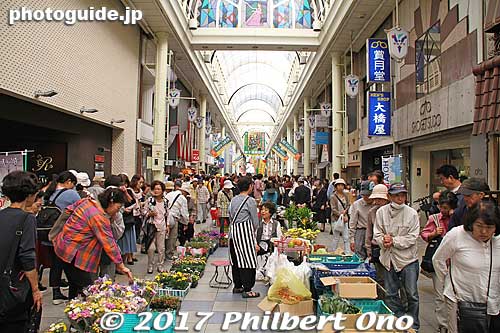 Gifu city's main shopping arcade named Yanagase, made famous by enka songs. It's usually like a ghost town, but not on this day. Was bustling for a change.
Keywords: gifu yanagase