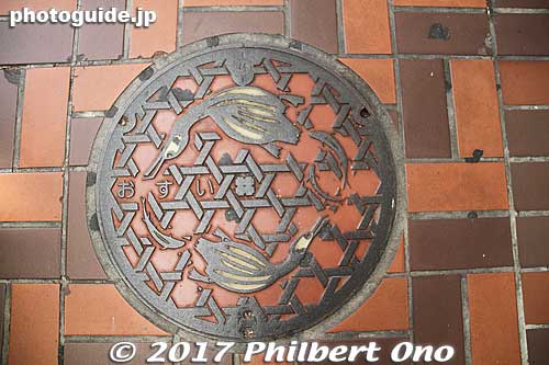 Gifu city manhole with cormorant design.
Keywords: gifu manhole