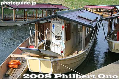 Restroom boat. During the cormorant fishing, this toilet boat is parked near the viewing boats for your convenience.
Keywords: gifu nagaragawa river ukai cormorant fishing fisherman birds boats