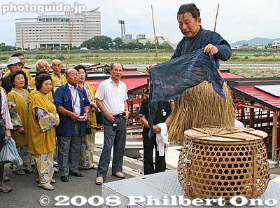 First he explains about the fishing master's costume, starting with his cap (kazaori-eboshi) made of hemp cloth. It's actually a flat piece of black or navy blue cloth wrapped around his head to protect his hair from the fire. 風折烏帽子
Keywords: gifu nagaragawa river ukai cormorant fishing fisherman birds boats