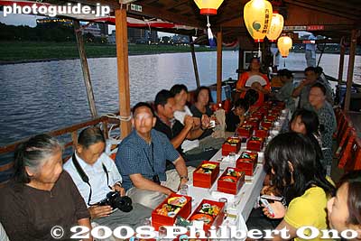 We had ordered bento box lunches from the hotel. This kind of cruise probably cost 5,000 yen per person. Smoking is not allowed on the boat.
Keywords: gifu nagaragawa river ukai cormorant fishing fisherman birds boats