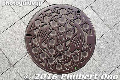 Gifu city manhole showing cormorants 
Keywords: gifu nagaragawa river ukai cormorant fishing fisherman birds manhole