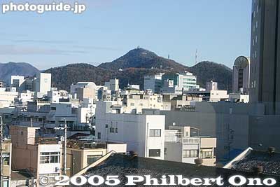 Gifu Castle on Mt. Kinkazan as seen from the Tokaido Line train. The castle can still be seen from many kilometers away. It is one of the symbols of Gifu city.
Keywords: Gifu castle city