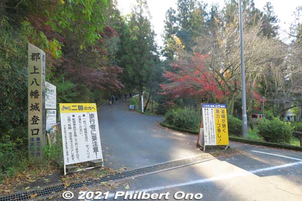 Entrance to the road going up to the castle. Both cars and pedestrians use this narrow, single-lane road, so we all need to be careful.
Keywords: gifu Gujo Hachiman Castle autumn foliage leaves maples