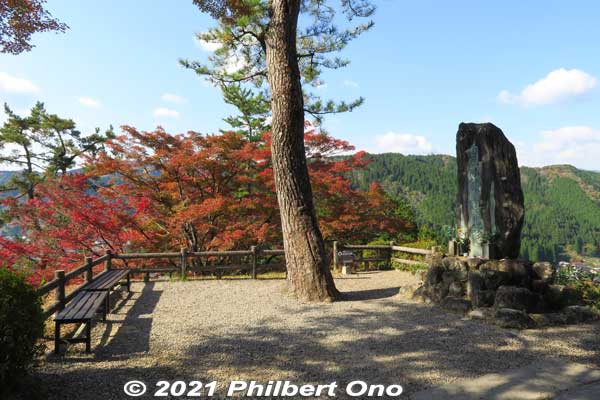 Major spot to view and photograph the castle. The stone monument is connected with Nichiren.
Keywords: gifu Gujo Hachiman Castle autumn foliage leaves maples