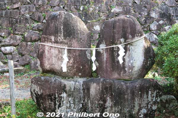 Chikara-ishi stones.
Keywords: gifu Gujo Hachiman Castle autumn foliage leaves maples