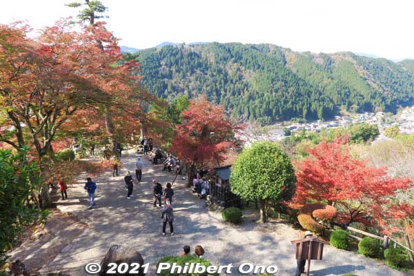 Prime spot to view and photograph the castle.
Keywords: gifu Gujo Hachiman Castle autumn foliage leaves maples