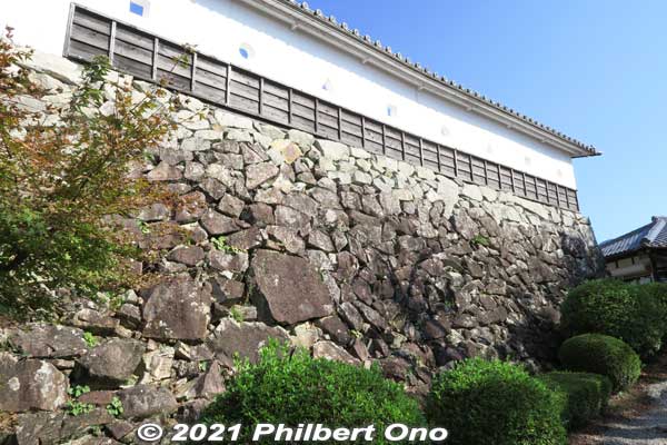 Castle wall with openings for weapons.
Keywords: gifu Gujo Hachiman Castle autumn foliage leaves maples