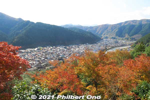 View of Gujo-Hachiman in autumn, south of Yoshida River.
Keywords: gifu Gujo Hachiman Castle autumn foliage leaves maples