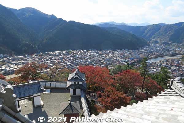 Great views of Gujo-Hachiman from the top floor of the castle tower. This is looking south (Minami-machi) and that's Yoshida River.
Keywords: gifu Gujo Hachiman Castle autumn foliage leaves maples
