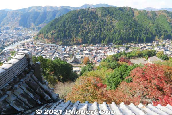 Jokamachi (castle town) area of Gujo-Hachiman. The large temple roof would be Anyoji Temple.
Keywords: gifu Gujo Hachiman Castle autumn foliage leaves maples