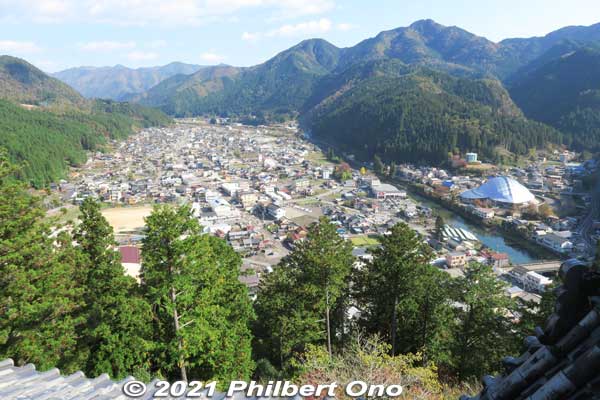 Back view of Gujo-Hachiman. Ono district with Yoshida River on the right. The covered stadium on the right of the river is Sogo Sports Center. (郡上市 総合スポーツセンター)
Keywords: gifu Gujo Hachiman Castle autumn foliage leaves maples
