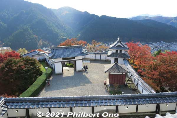 View from the lower floor.
Keywords: gifu Gujo Hachiman Castle autumn foliage leaves maples