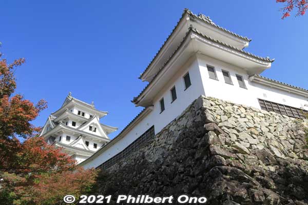 Corner turret and main tower.
Keywords: gifu Gujo Hachiman Castle autumn foliage leaves maples