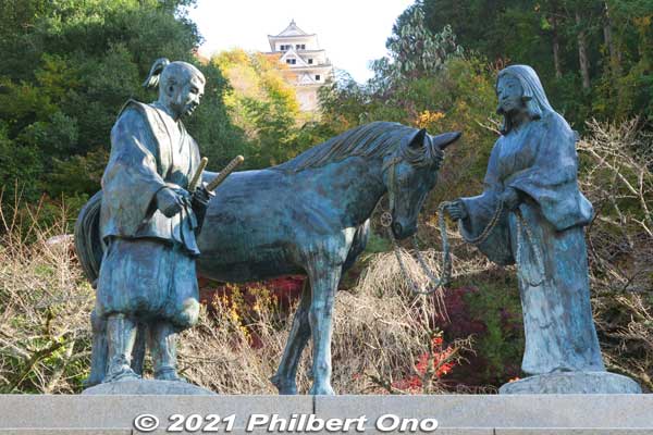 Chiyo was supposedly the daughter of the Gujo-Hachiman Castle's first lord, Endo Morikazu. Kazutoyo later became lord of Kochi Castle in Shikoku. 
This statue was erected in 1991 by local donors. (Gujo-Hachiman Castle can be seen in the background.)
Keywords: gifu Gujo Hachiman Castle autumn foliage leaves maples