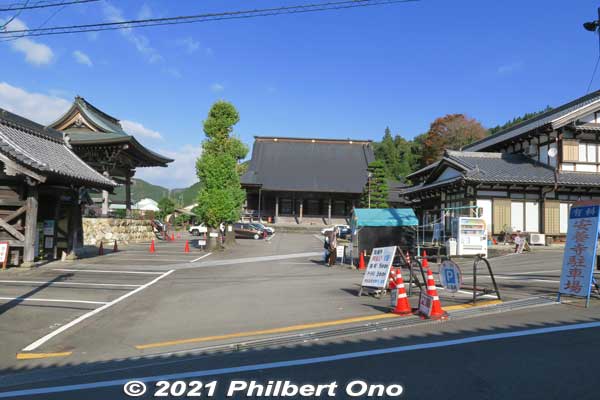 On the way to the castle, you will pass by Anyoji Temple. Jodo Shinshu Buddhist Sect, Otani School. Founded in 1256. 安養寺
Keywords: gifu Gujo Hachiman Castle autumn foliage leaves maples