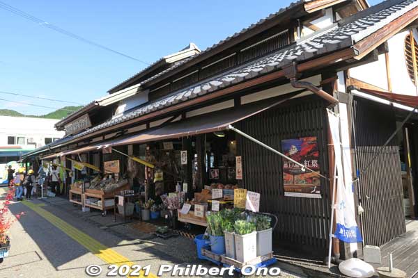 One good starting point for touring Gujo-Hachiman is here, Gujo-Hachiman Jokamachi Plaza. A small tourist shop with a large parking lot for bus stops and tour buses. Centrally located. Hike up to the castle from here.
Keywords: gifu Gujo Hachiman Castle autumn foliage leaves maples