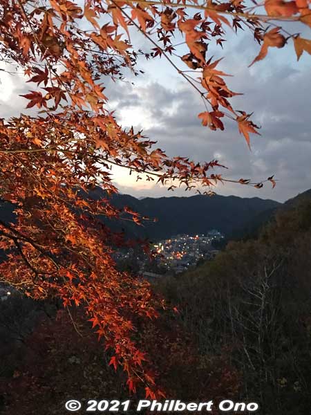 View of Gujo-Hachiman and autumn leaves.
Keywords: gifu Gujo Hachiman Castle autumn foliage leaves maples