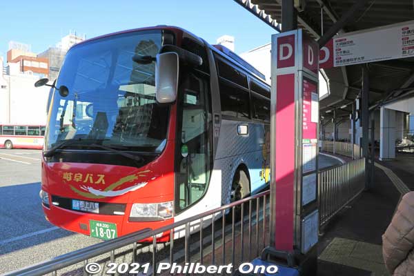 Bus fare is only ¥1,550 from Meitetsu Gifu Station. It takes 80 min. Gujo-Hachiman is not as far north as Shirakawa-go or Takayama, so it's an easy day trip.
Keywords: gifu Gujo Hachiman bus