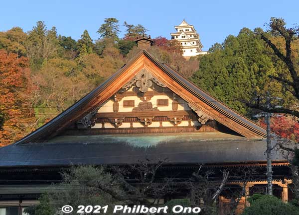 Gujo-Hachiman Castle and Anyoji Temple as seen from the street.
Keywords: gifu Gujo Hachiman