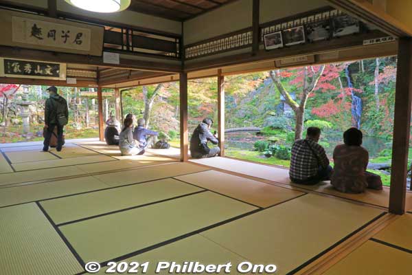 Room to view Tessoen Garden. We can only view the garden from this room and cannot walk in the garden.
Keywords: gifu gujo hachiman jionji jionzenji zen Buddhist temple tessoen garden fall autumn leaves foliage