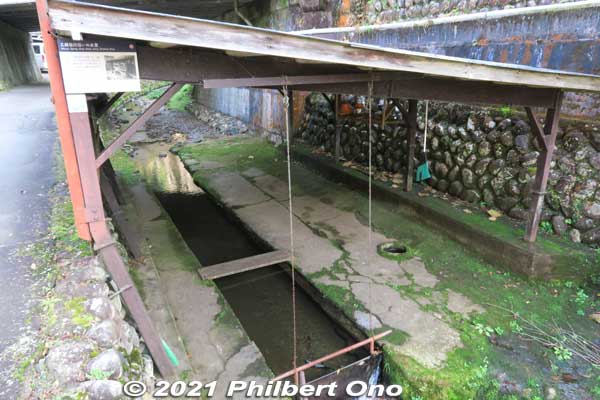On this small Otohime Stream is this water shed covering a dammed part of the river where locals can wash potatoes. Natural spring water.
Keywords: gifu gujo hachiman