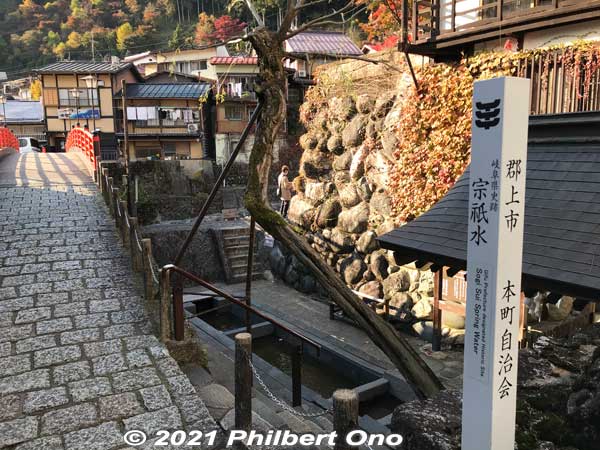 On the right is Sogi natural spring, named after poet Sogi who bid farewell here to the castle lord after visiting Gujo in the 15th century.
Keywords: gifu gujo hachiman kitamachi kodara river