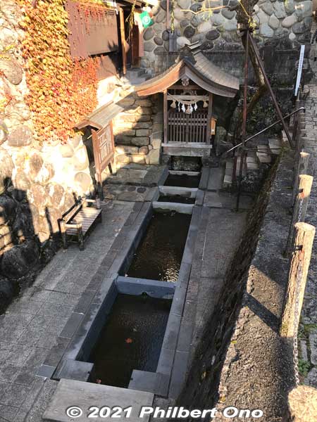 Sogisui natural spring, one of Japan's 100 Famous Natural Springs. 宗祇水
Keywords: gifu gujo hachiman kitamachi kodara river