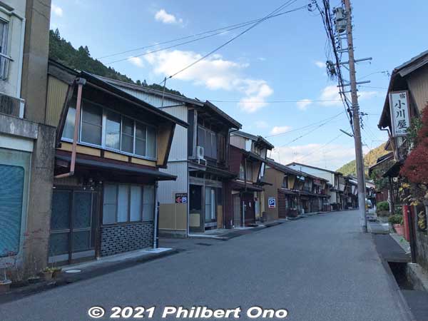 Traditional townscape along a neighborhood called Kajiya-machi where the town's craftsmen lived and worked. 鍛冶屋町
Keywords: gifu gujo hachiman kitamachi