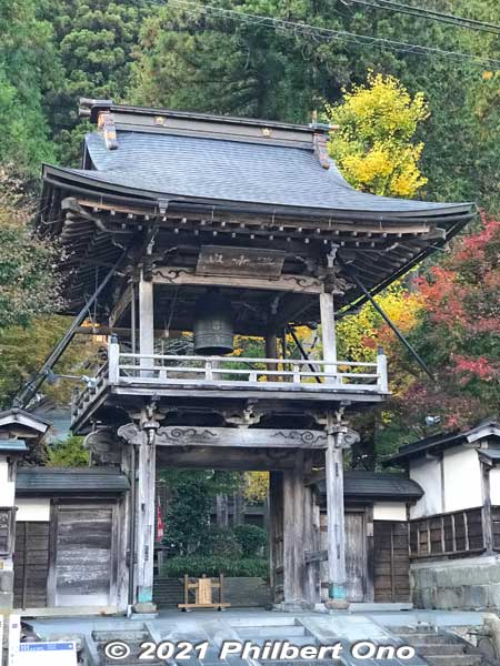 Daijoji Temple gate and bell tower (built in 1803) along Kodara River.
Keywords: gifu gujo hachiman kitamachi