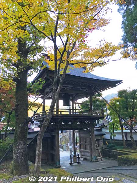Daijoji Temple gate and bell tower in autumn.
Keywords: gifu gujo hachiman kitamachi daijoji