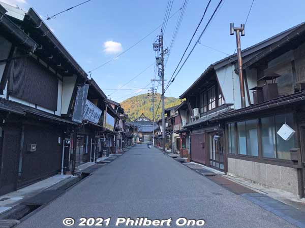 Traditional townscape along a neighborhood called Shokunin-machi where the town's craftsmen lived and worked. 職人町
Keywords: gifu gujo hachiman kitamachi