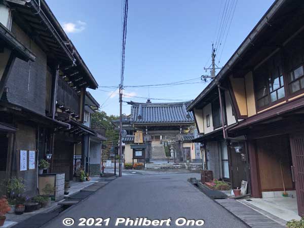 Neighborhood called Shokunin-machi leading to Chokyoji Temple.
Keywords: gifu gujo hachiman kitamachi