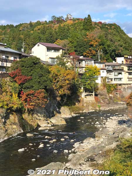 Running through the heart of Gujo-Hachiman, scenic Yoshida River is lined with tourist sights. The castle is on the top of the mountain. The rivers serve as natural moats for the castle.
Keywords: gifu Gujo Hachiman autumn foliage leaves maples yoshida river