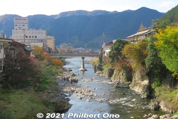 Looking downstream on Yoshida River. Miyagase Bridge can be seen.
Keywords: gifu Gujo Hachiman autumn foliage leaves maples yoshida river