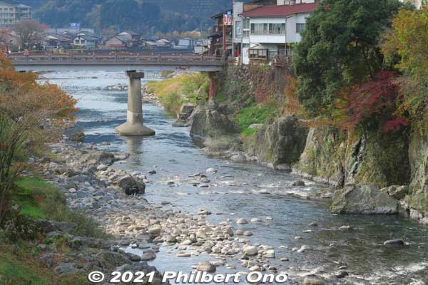 Keywords: gifu Gujo Hachiman autumn foliage leaves maples yoshida river