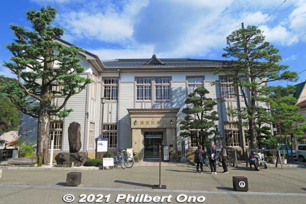 Former Hachiman Town Hall was built in 1936 and served as the Hachiman Town Hall until 1994. It now houses a tourist information center, souvenir shop, and restaurant. 郡上八幡旧庁舎記念館
The large plaza in front of the building is one of the main venues for the Gujo Odori Dance held in summer.
Keywords: gifu Gujo Hachiman