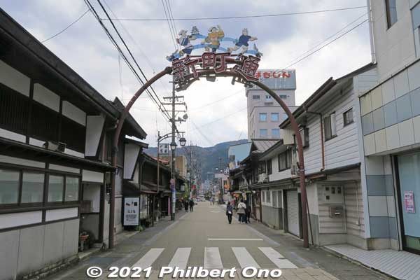Shinmachi-dori street is the main street in the southern part of town south of Yoshida River.
Keywords: gifu Gujo Hachiman