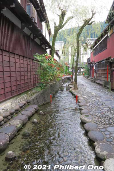 Gujo-Hachiman has a few traditional townscape streets. This is Yanaka Mizu no Komichi (やなか水のこみち). Narrow alley with embedded stones.
Keywords: gifu Gujo Hachiman