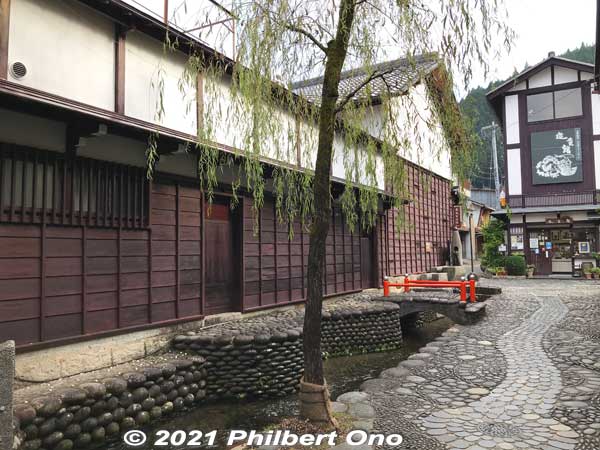Yanaka Mizu no Komichi (やなか水のこみち). Narrow alley with embedded stones.
Keywords: gifu Gujo Hachiman