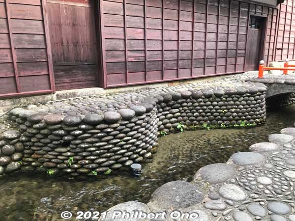 Yanaka Mizu no Komichi, narrow alley with embedded stones.
Keywords: gifu Gujo Hachiman