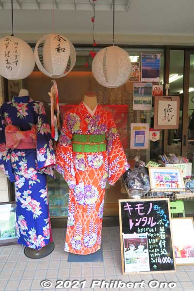 Kimono makeover shop to dress in kimono (or hakama for men) and stroll around to take pictures amid the traditional townscapes.
Keywords: gifu Gujo Hachiman