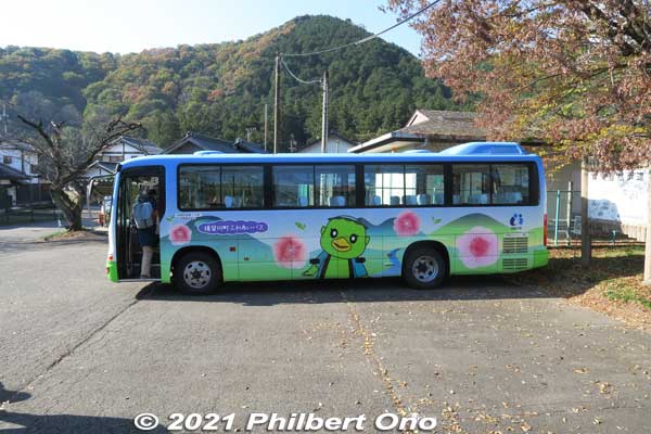 At the station, a shuttle bus (Ibigawa-cho Fureai bus) awaits to take tourists to Tanigumi-san. Short bus ride, but the bus runs only once every 90 minutes until 2:30 pm.
Keywords: gifu ibigawa tanigumi-san kegonji temple tendai Buddhist