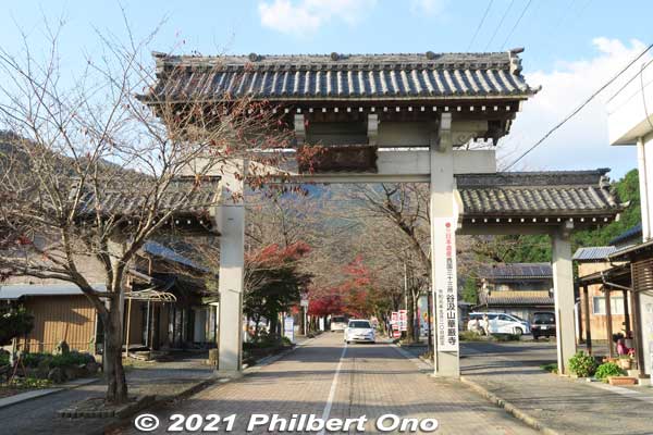 This Somon Gate (総門) marks the start of the path leading to Tanigumi-san. The shuttle bus stop is slightly beyond this gate.
Keywords: gifu ibigawa tanigumi-san kegonji temple tendai Buddhist