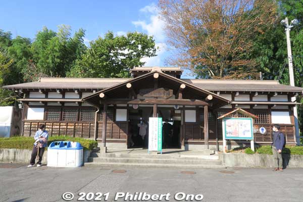 Public restroom in a tradtional-style building.
Keywords: gifu ibigawa tanigumi-san kegonji temple tendai Buddhist