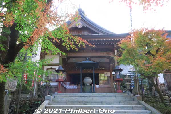 Meioin Temple is where worshippers can receive the temple seal. 明王院
Keywords: gifu ibigawa tanigumi-san kegonji temple tendai Buddhist autumn leaves foliage