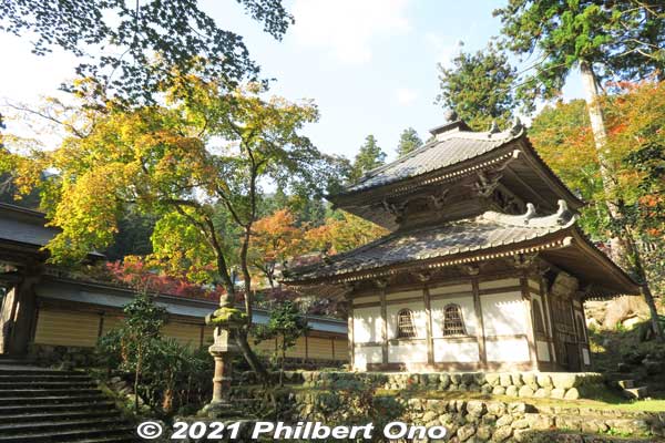 Kyodo Hall near the steps to the Hondo Hall. 経堂
Keywords: gifu ibigawa tanigumi-san kegonji temple tendai Buddhist autumn leaves foliage
