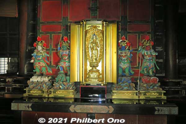 Statues at the back of the main hall.
Keywords: gifu ibigawa tanigumi-san kegonji temple tendai Buddhist