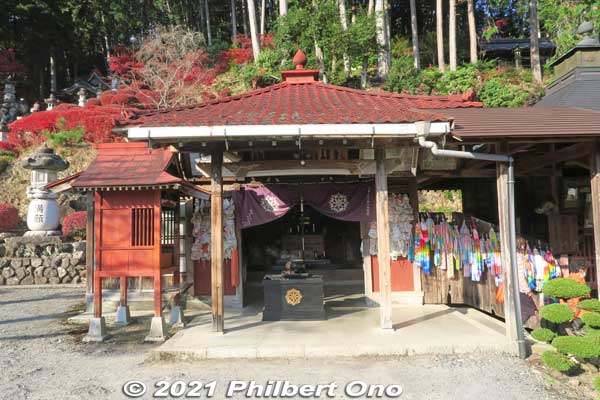 Koyasu-do is a small altar hall to pray for safe childbirth and child raising. 子安堂
Keywords: gifu ibigawa tanigumi-san kegonji temple tendai Buddhist